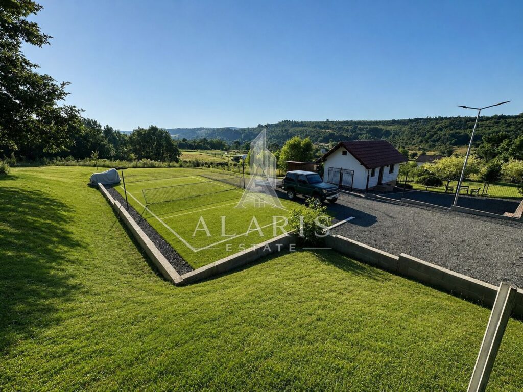 Domeniu privat, cu padure, cabana si teren de tenis, in Nadas