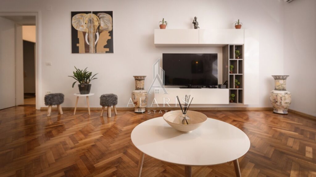 Apartament la casa cu 4 camere, 2 bai, zona Centrala